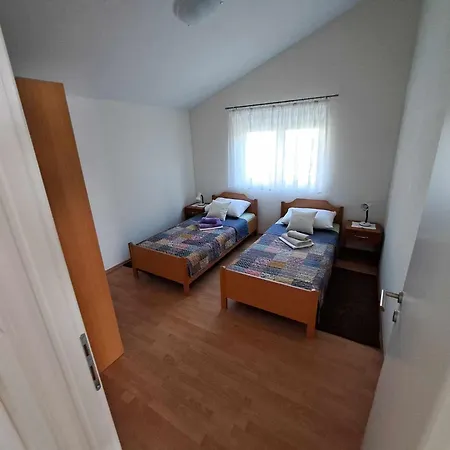 Apertment Kiki * Стариград-Пакленица